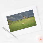 Sticker Rectangulaire Moutons avec moulins à vent sous des nuages sombre (Enveloppe)
