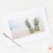Sticker Rectangulaire Photo de 2 ananas sur une plage (Enveloppe)