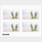 Sticker Rectangulaire Photo de 2 ananas sur une plage (Feuille)