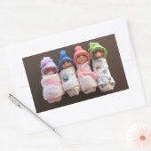 Sticker Rectangulaire Quatre Bébés D'Argile, Échangés, Avec Des Casquett (Enveloppe)