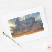 Sticker Rectangulaire Rayons de soleil à travers les nuages orageux (Enveloppe)