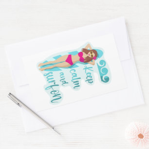 Sticker Rectangulaire Restez calme et surf sur la brune fille