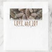 Sticker Rectangulaire Rustic Holiday Love and Joy Pine Cone (Sac)