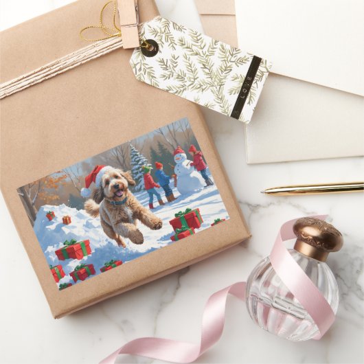 Sticker Rectangulaire Scène de Noël enneigée avec un Bernedoodle (Cadeaux)