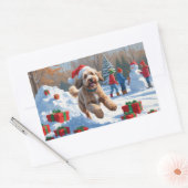 Sticker Rectangulaire Scène de Noël enneigée avec un Bernedoodle (Enveloppe)