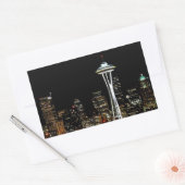 Sticker Rectangulaire Skyline Seattle la nuit, avec Space Needle. (Enveloppe)