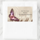 Sticker Rectangulaire Un papillon rose sur un arrière - plan satiné crèm (Sac)