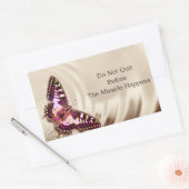 Sticker Rectangulaire Un papillon rose sur un arrière - plan satiné crèm (Enveloppe)