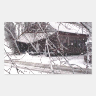 Sticker Rectangulaire Vieille grange à travers les branches Neige hivern