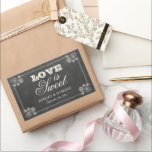 Sticker Rectangulaire Vintage Black Chalkboard Mariage L'amour est doux<br><div class="desc">Les autocollants Whimsical de faveur de mariage dans une forme rectangulaire comprennent "L'amour est doux" avec un monogramme des noms de mariée et de mariée et la date mariage et le cadre floral design avec un aspect de craie blanche douce sur un arrière - plan de tableau noir rustique avec...</div>