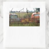 Sticker Rectangulaire Voitures et camions rouillent dans un champ rural (Sac)