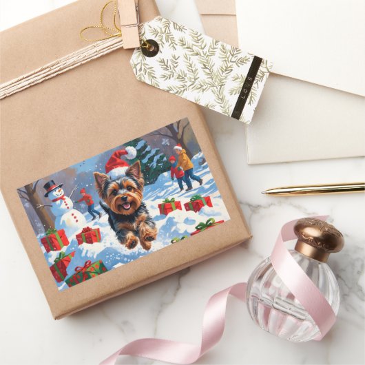 Sticker Rectangulaire Yorkshire Terrier en neige avec Casquette de Noël (Cadeaux)