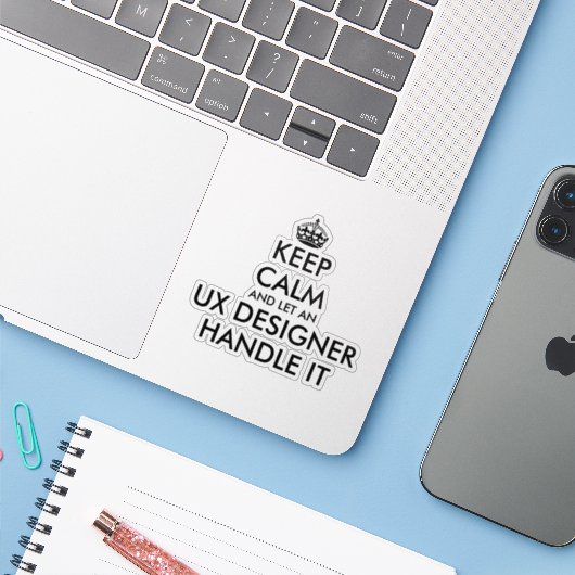 Sticker Restez calme et laissez le concepteur UX s'en occu (Ordinateur portable avec iPhone)