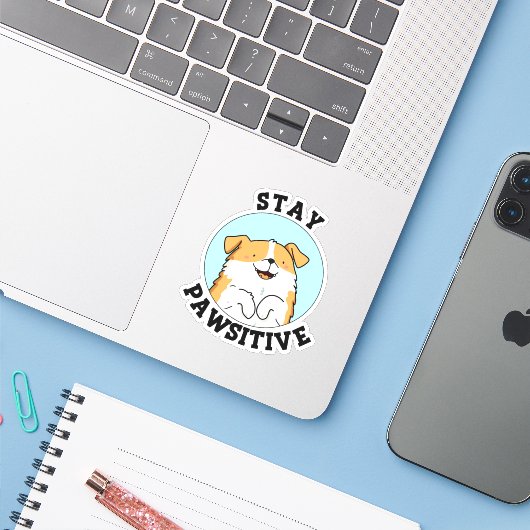 Sticker Restez Pawsitive Funny Smiling Chien Pun (Ordinateur portable avec iPhone)