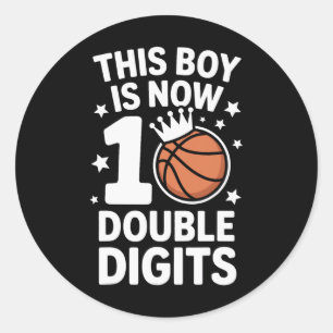 Sticker Rond 10e anniversaire Ce garçon a maintenant 10 ans Dou