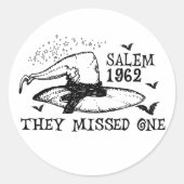 Sticker Rond 1962 Ils Ont Manqué Une Sorcière De Salem Hallowee (Devant)