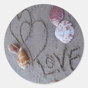 Sticker Rond 2 Coeurs dans le sable avec des coquilles avec Amo