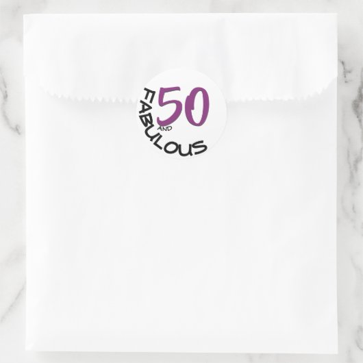 Sticker Rond "50 et fabuleux" | Typographie violet et noire (Sac)