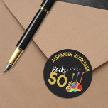Sticker Rond 50th Birthday Party ajouter Nom Rock and Roll 50<br><div class="desc">Célébrez en style rock et roll avec ce cool ajouter le nom Rocks 50 or typographie moderne 50e anniversaire collants ronds avec notes de musique et trois modèles de guitare psychédéliques colorés funky sur arrière - plan noir. Guitare électrique, guitare acoustique et guitare acoustique illustration en couleurs vives. Ce modèle...</div>