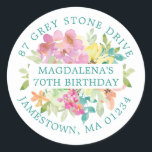 Sticker Rond 70th Birthday Summer Floral Return Adresse Label<br><div class="desc">Ajoutez une touche spéciale à vos enveloppes d'invitation d'anniversaire avec ce design rond élégant. Il dispose d'une aquarelle d'été fleurie dans le centre. Les feuilles d'eucalyptus bleus lui donnent une ambiance botanique rustique. Le nom et l'anniversaire sont écrits au centre sur une bande blanche, et l'adresse est ajoutée en texte...</div>