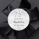 Sticker Rond 75e anniversaire argent élégant confetti<br><div class="desc">Arrière - plan à l'aspect argent faux décoré de confettis. Personnalisez et ajoutez une date et un nom. Lettres noires. 75 écrit avec une police de style ballon.</div>