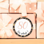 Sticker Rond 80e anniversaire Funny 80 alors quelle motivation<br><div class="desc">Ces autocollants sont accompagnés d'un motif de fleurs et sont parfaits pour quelqu'un qui célèbre le 80e anniversaire. Ils viennent avec une citation drôle et motivationnelle 80 alors quoi, et sont parfaits pour une personne avec un sens de l'humour. L'autocollant a un joli motif floral avec des fleurs roses et...</div>