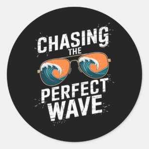 Sticker Rond À la poursuite de la vague parfaite de surf - Aven