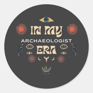 Sticker Rond À L'ÈRE DE L'ARCHÉOLOGIE, L'histoire