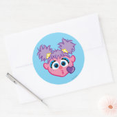 Sticker Rond Abby Visage Envoyant un Bisou (Enveloppe)