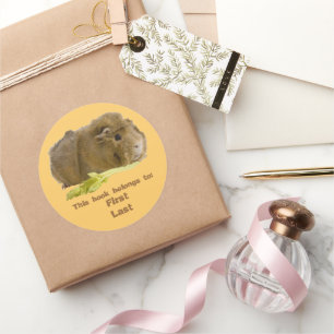 Sticker Rond Adorable Guinée Cochon Mange Céleri Photographie