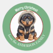 Sticker Rond Adorable Rottweiler Chiot en hiver Casquette Noël (Devant)
