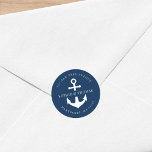 Sticker Rond Adresse de retour de l'Ancre couleur de l'Arrière<br><div class="desc">Cet autocollant d'adresse de retour du mariage nautique comporte une ancre en blanc contre une couleur arrière - plan modifiable ; pour passer du bleu à une couleur de votre choix, cliquez sur le bouton personnaliser. Consultez les articles mariages correspondants ici https://www.zazzle.com/collections/editable_color_nautical_anchor_wedding-119983845388789301?rf=238364477188679314&tc=rc . Personnalisez-le en remplaçant le texte de l'espace...</div>
