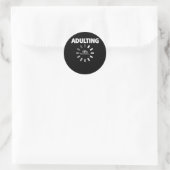 Sticker Rond Adulting Veuillez patienter Chargement 18e Anniver (Sac)