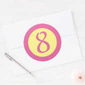 Sticker Rond Age 8 Numéro Personnalisable Texte rose sur Jaune (Enveloppe)