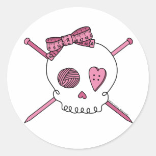 Sticker Rond Aiguilles de crâne et de tricot (rose)