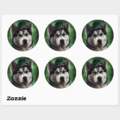 Sticker Rond Alaskan Malamute chien en robe de fête St. Patrick (Feuille)