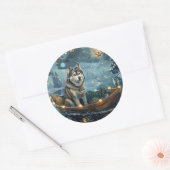 Sticker Rond Alaskan Malamute Noël Festive Voyage (Enveloppe)