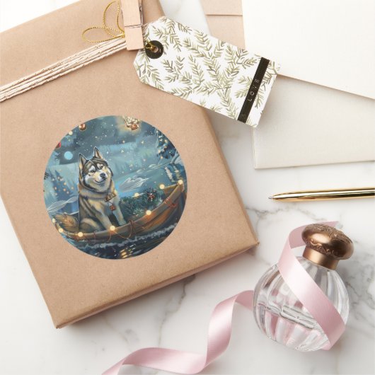 Sticker Rond Alaskan Malamute Noël Festive Voyage (Cadeaux)