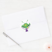 Sticker Rond Alien vert drôle faisant une grimace idiote (Enveloppe)