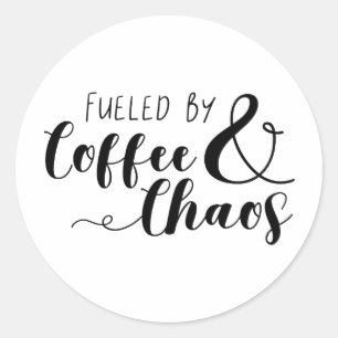 Sticker Rond Alimenté Par Café & Chaos