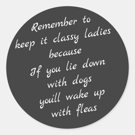 Sticker Rond Allongez-vous avec des chiens, réveillez-vous avec (Devant)