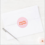 Sticker Rond Amelia Orange rose Mariage moderne<br><div class="desc">Autocollants de mariage de style moderne avec une disposition simple et minimale avec vos noms dans une police rétro super. Les couleurs vives sont orange vif et rose. Les polices / couleurs peuvent être modifiées dans l'outil d'édition de conception. Ces autocollants de mariage sont excellents comme enveloppes scellées ou pour...</div>
