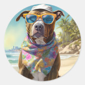Sticker Rond American Staffordshire sur la plage, cadeau d'été (Devant)