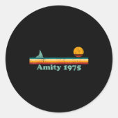 Sticker Rond Amity 1975 Retro Sailboat And Sunset Design Idea  (Devant)