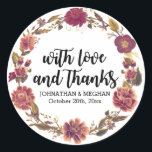 Sticker Rond Amour et Merci Automne Wreath Wedding Favor<br><div class="desc">Belle couronne d'automne faite de fleurs rouges, roses et oranges profondes, auxquelles s'ajoutent des feuilles délicats. Avec amour et bonheur est écrit dans une grande police de caractères manuscrite décorative. Les noms des mariés et des mariés et leur date de mariage sont ci-dessous. Ceux-ci seront beaux sur les sacs de...</div>