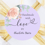 Sticker Rond Amour fait main rose or lavande fleurie violet<br><div class="desc">Arrière - plan lavande,  violet. Décoré d'or rose vert couleur eau et de fleurs roses rousses,  rose,  eucalyptus feuille,  sprigs,  verdure,  feuilles faux or. Personnalisez et ajoutez votre nom. Avec le texte : Fait à la main avec amour,  par   un petit coeur.</div>