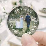 Sticker Rond Amour & Merci Modern Photo Mariage Merci Favor<br><div class="desc">Ajoutez une touche de finition personnalisée à vos notes de remerciement mariages ou à vos faveurs de réception avec ces stickers photo personnalisés ronds. Photo et texte sont simples à customiser, ils peuvent donc être facilement utilisés pour les invitations à la douche mariage et nuptiale, enregistrer les cartes de dates,...</div>