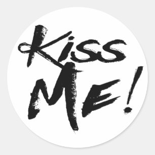 Sticker Rond Amour noir et blanc Embrasse-moi