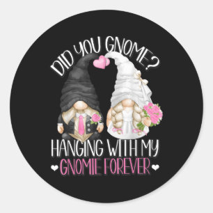 Sticker Rond Amusant Mariage Groom Bride Gnome Pun Hanging Avec