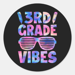 Sticker Rond Amusantes vibes de 3e année Tie Dye Retour à l'éco